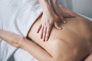 como hacer un masaje en la espalda